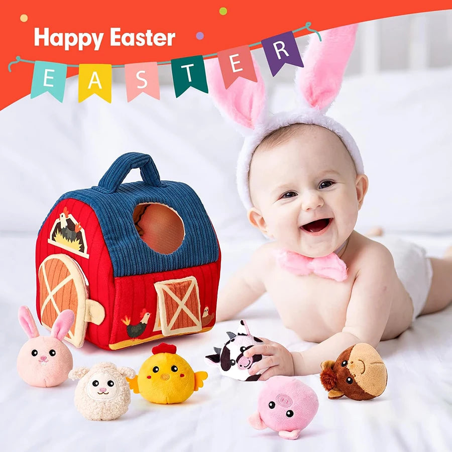 Bébé jouant avec un set sensoriel Montessori d’animaux de la ferme en peluche, comprenant poussin, vache, mouton, cochon et grange souple.