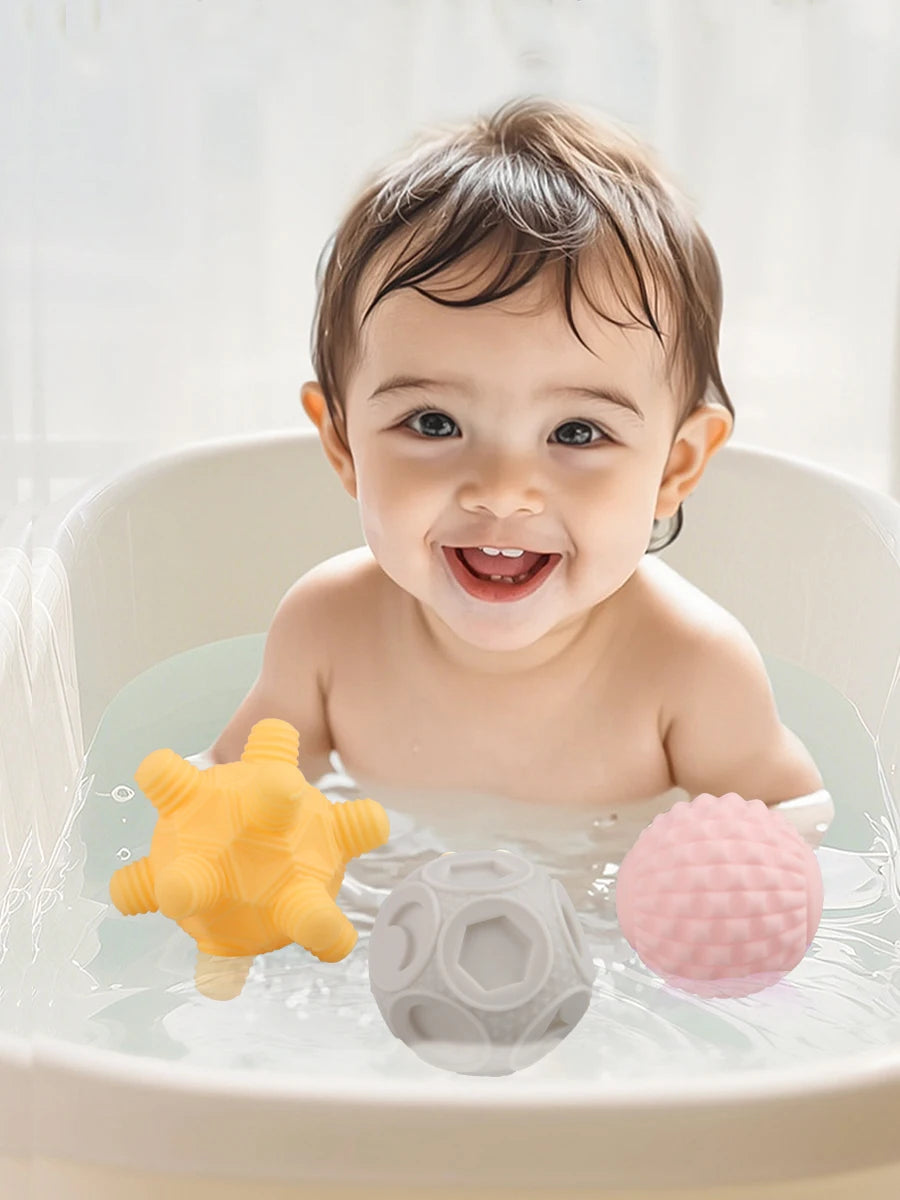 Balles sensorielles texturées flottant dans l’eau, lavables et adaptées au bain de bébé.