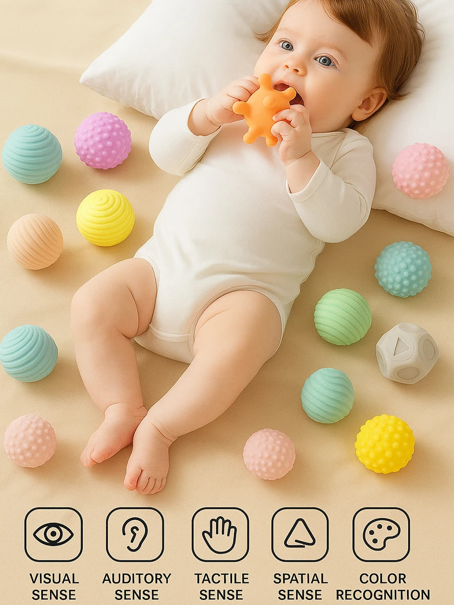 Gros plan sur des balles sensorielles pastel aux textures variées pour la motricité fine de bébé.
