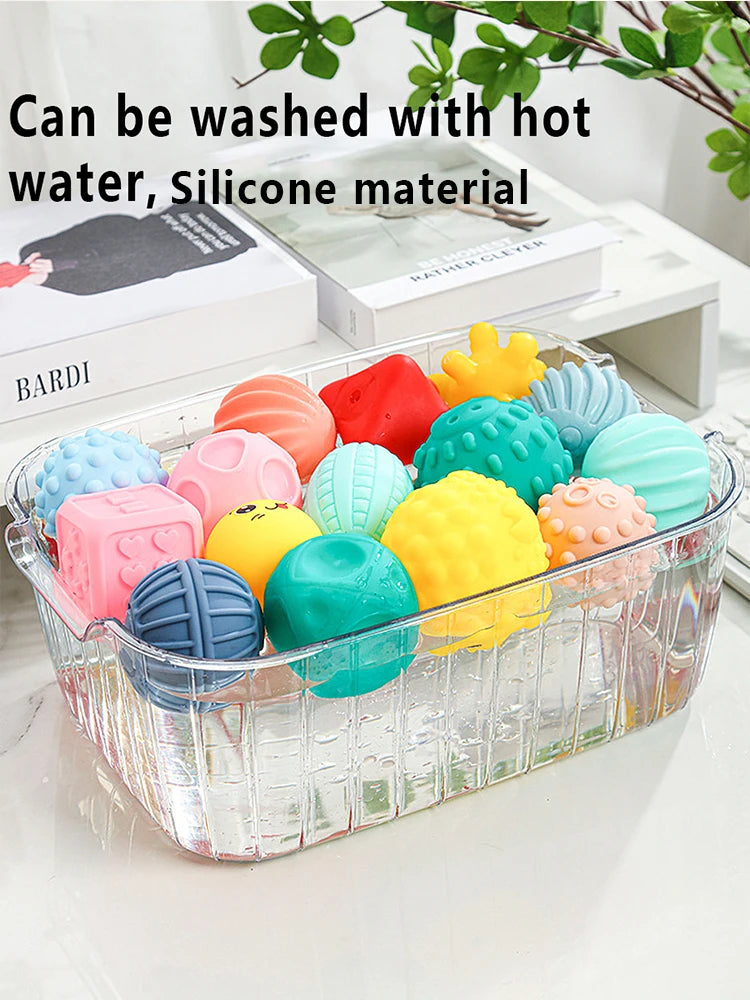 Balles sensorielles avec formes géométriques et textures variées pour l’éveil tactile.
