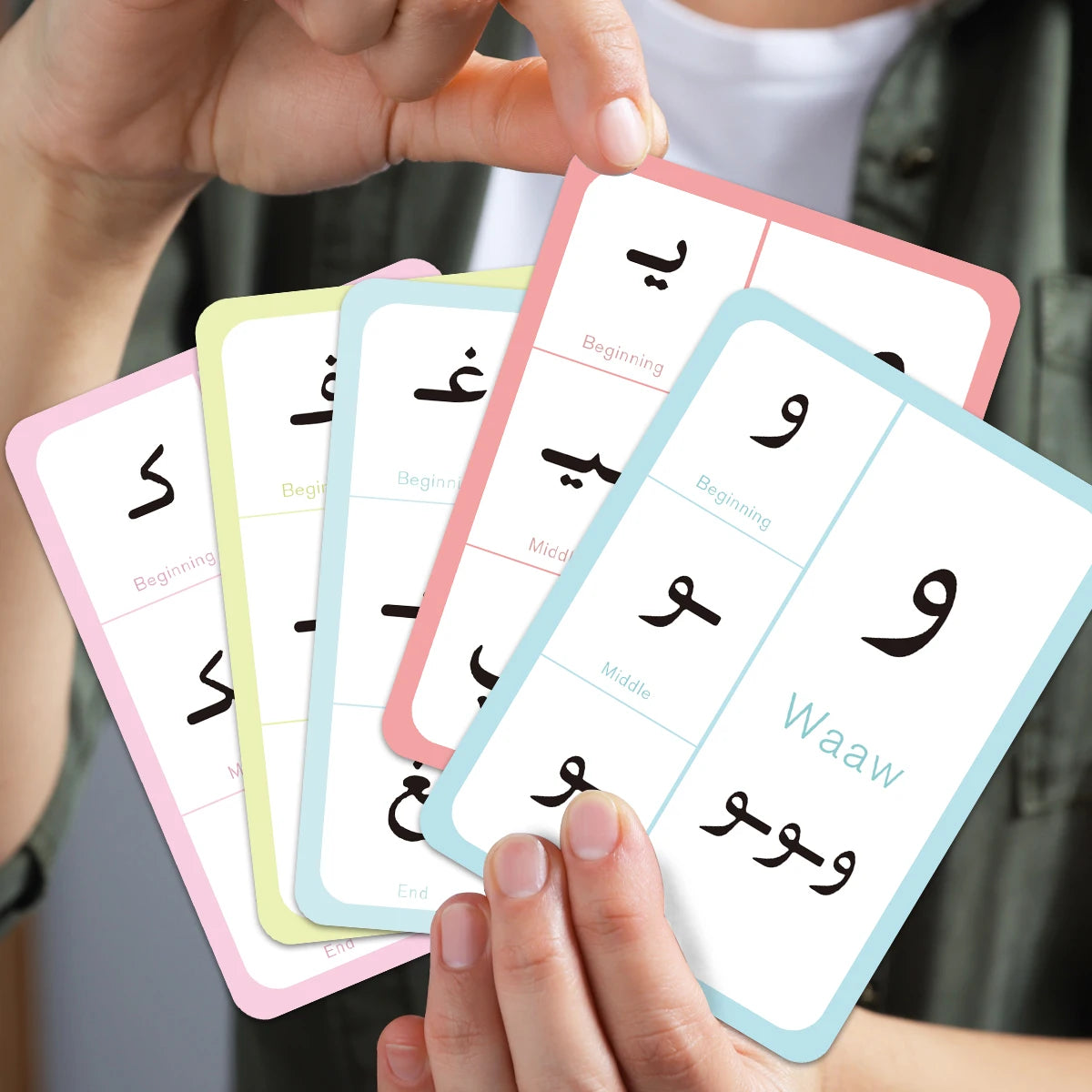 Enfant tenant une carte éducative arabe Enfant tenant une carte éducative arabe pour apprendre les lettres et leurs formes