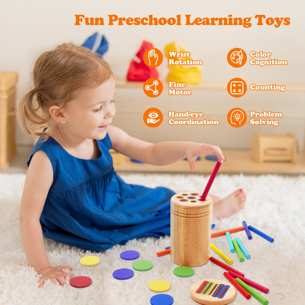 Enfant manipulant des pièces colorées – développement motricité fine