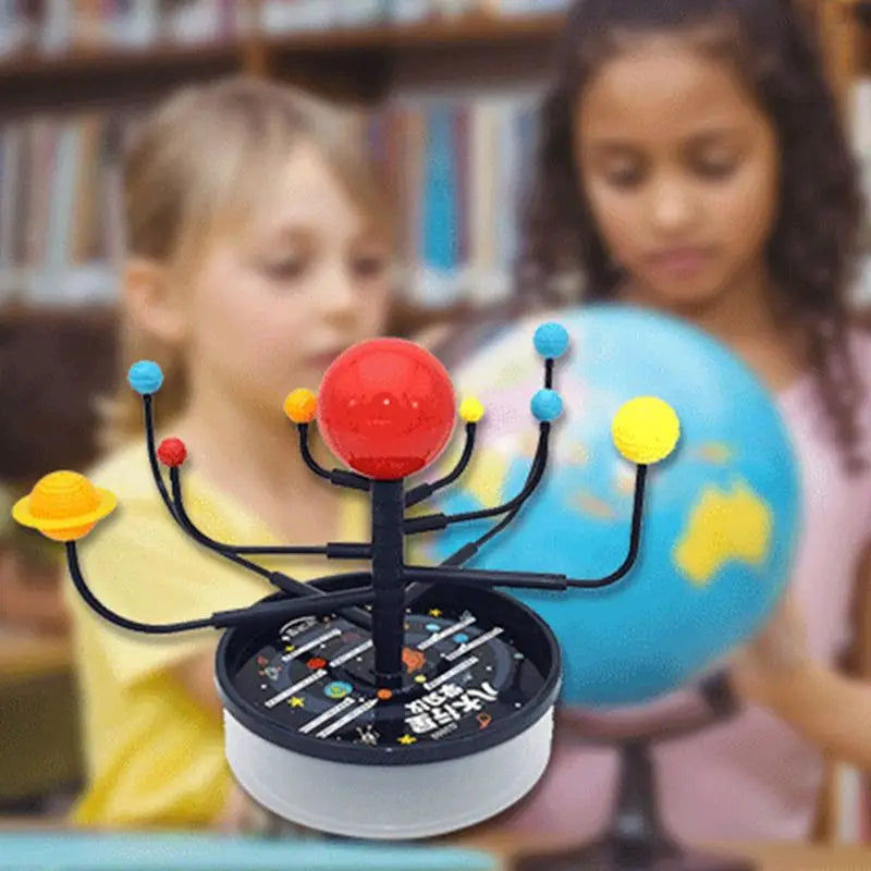 Enfants découvrant le système solaire avec un modèle éducatif 9 planètes