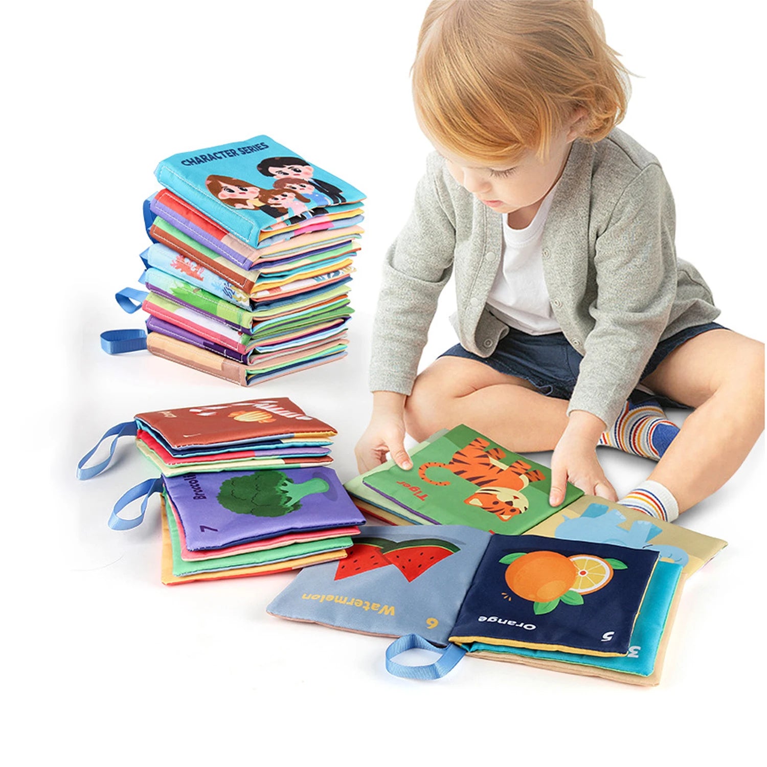 Bébé manipulant un livre en tissu éducatif, éveil tactile et visuel 1–3 ans