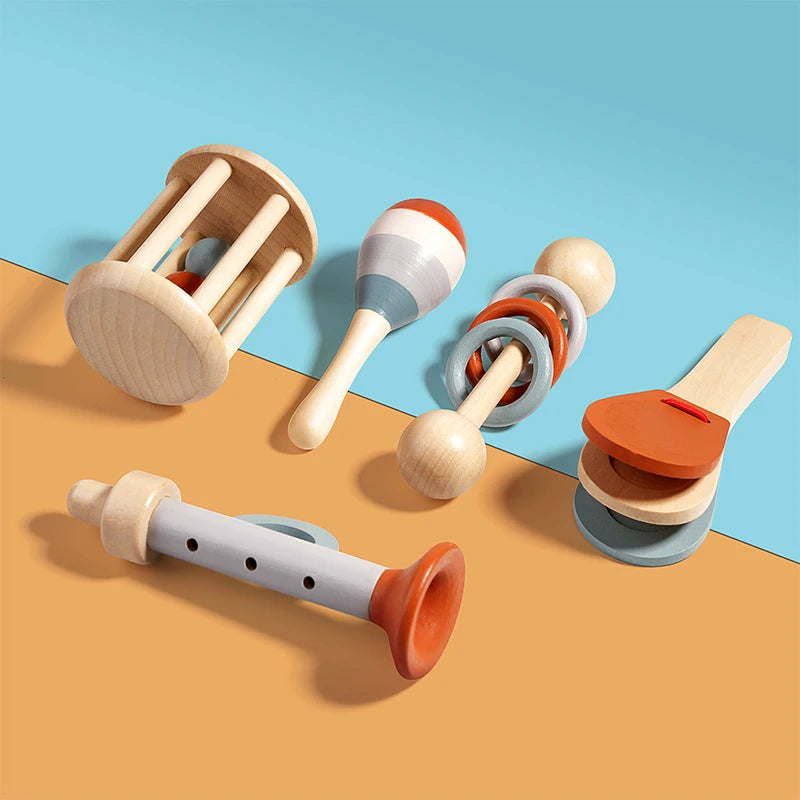 Bébé qui joue avec les instruments musicaux Montessori – éveil auditif dès 6 mois