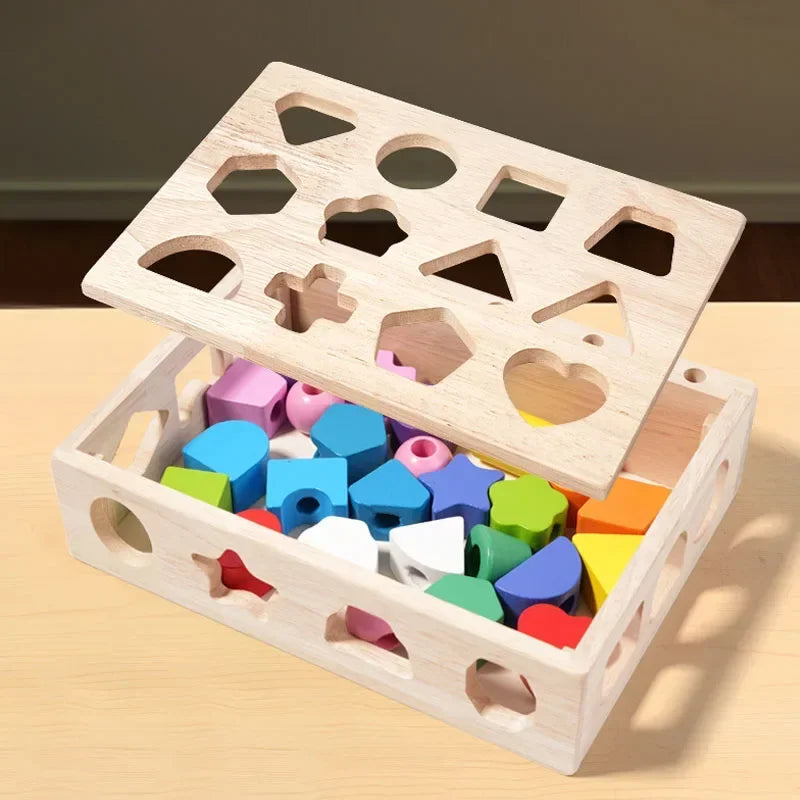 Enfant qui joue avec le jouet Montessori 5 en 1 – développement motricité fine