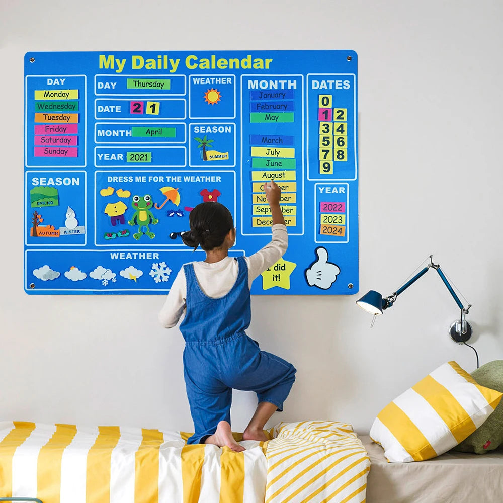Enfant utilisant un calendrier Montessori mural pour apprendre la routine quotidienne