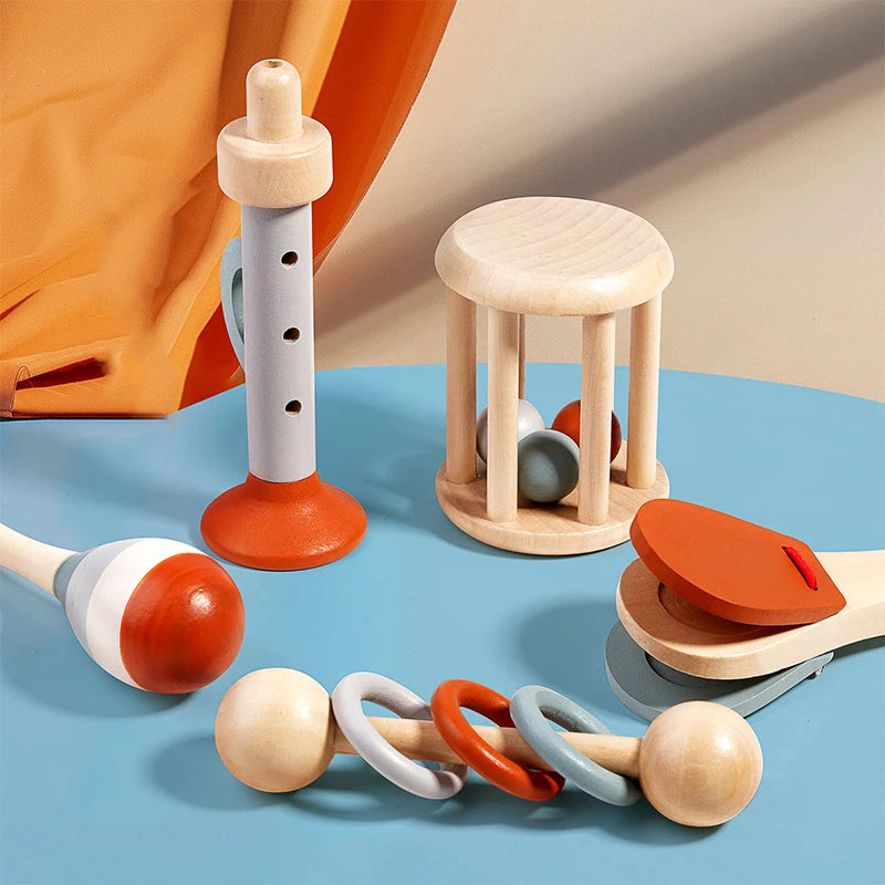 Vue d'ensemble des 5 instruments en bois – maracas, hochet, clochettes, percussion