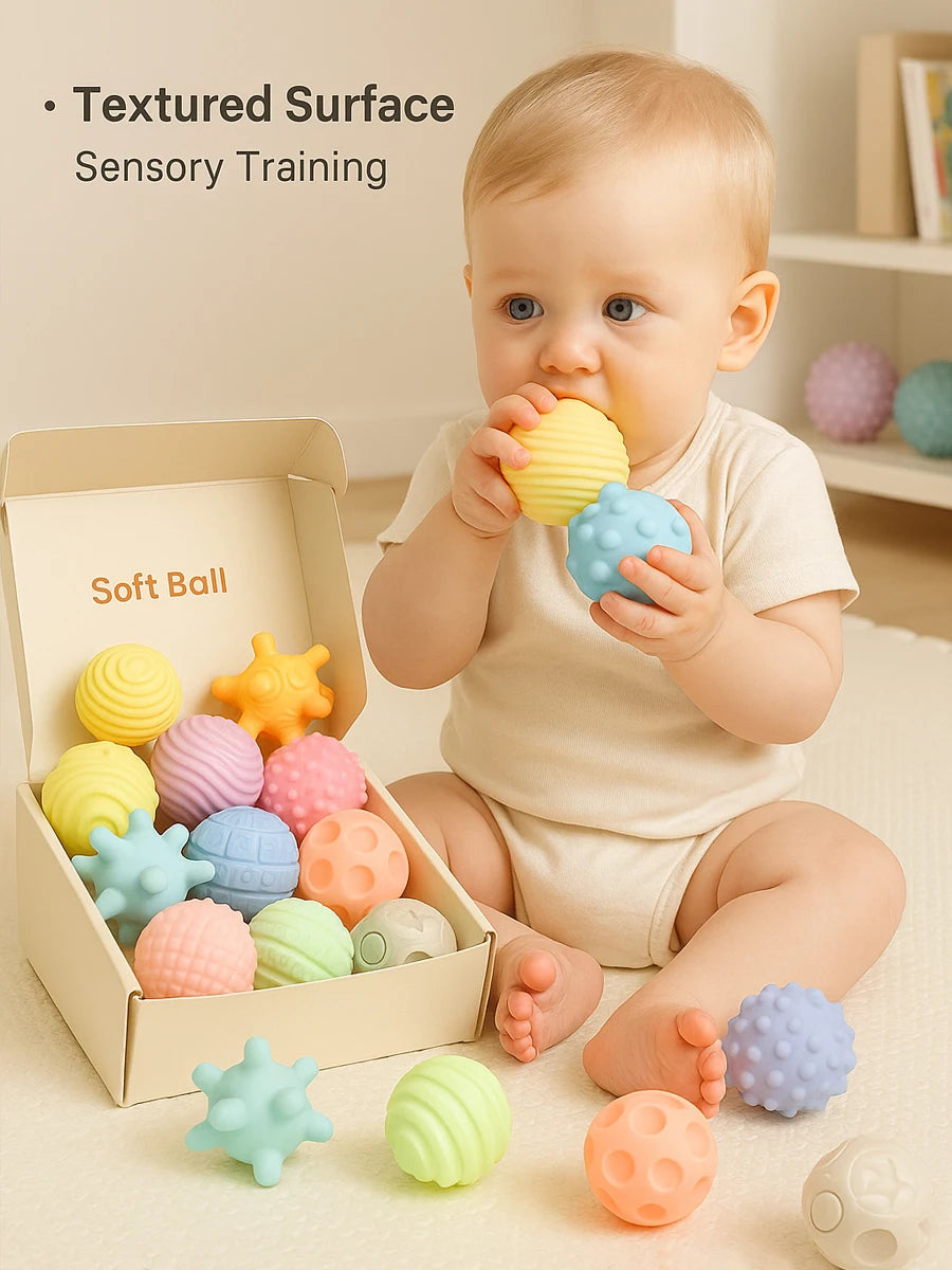 Bébé jouant avec un set de balles sensorielles pastel, textures variées pour l’éveil Montessori