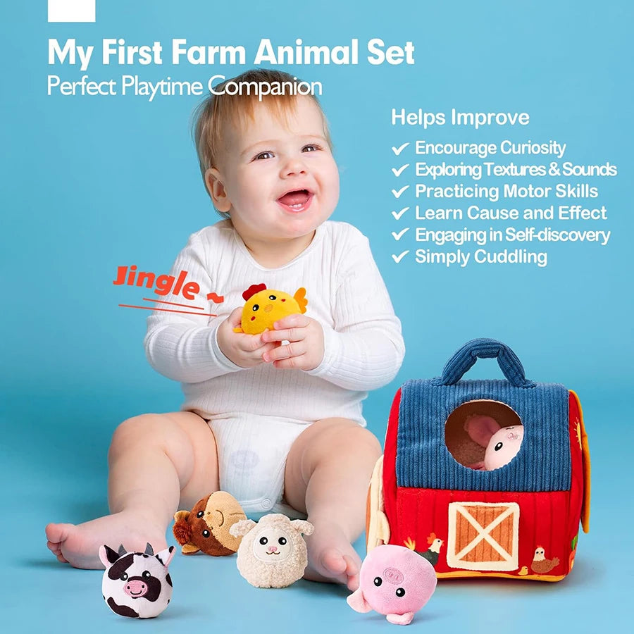 Bébé jouant avec un set sensoriel Montessori d’animaux de la ferme en peluche, comprenant poussin, vache, mouton, cochon et grange souple.