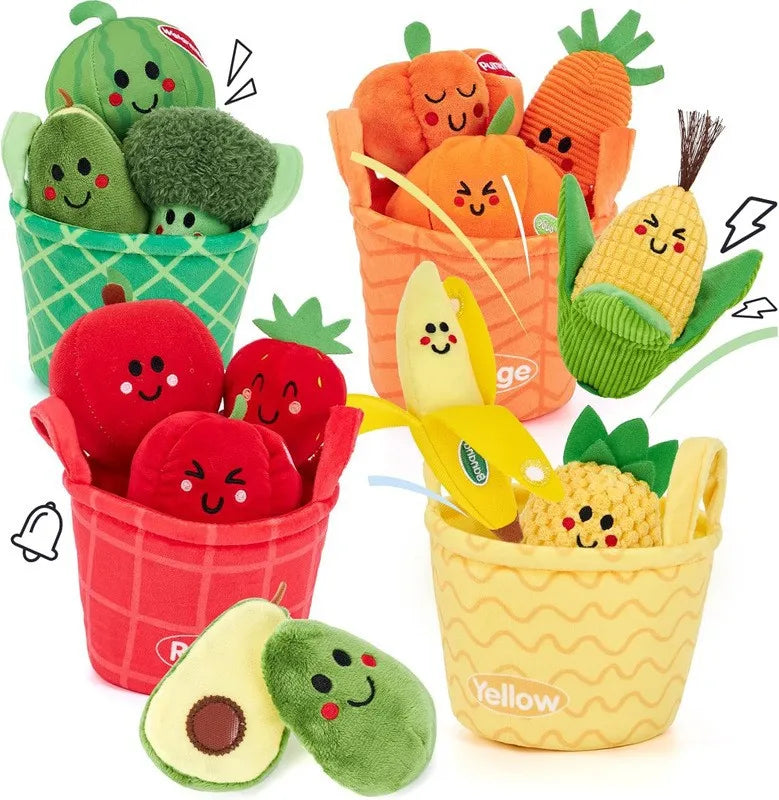Jouets sensoriels Montessori en forme de fruits en peluche, rangés dans des paniers colorés, incluant fraise, ananas, banane, carotte, brocoli et autres fruits doux pour bébé.