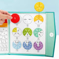 Main enfant manipulant un disque de fraction rouge sur tableau magnétique coloré avec roues de fractions